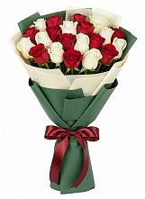 Букет Микс из красных и белых роз в Поселок Володарского