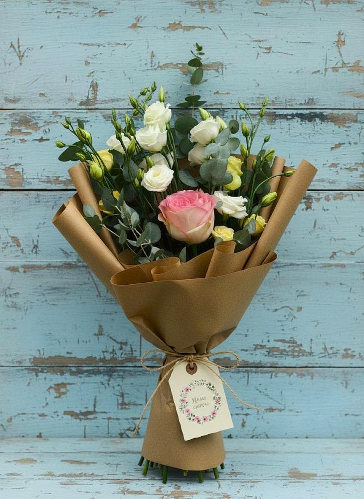 Букет цветов из: Розы и Лизиантусы в Поселок Володарского