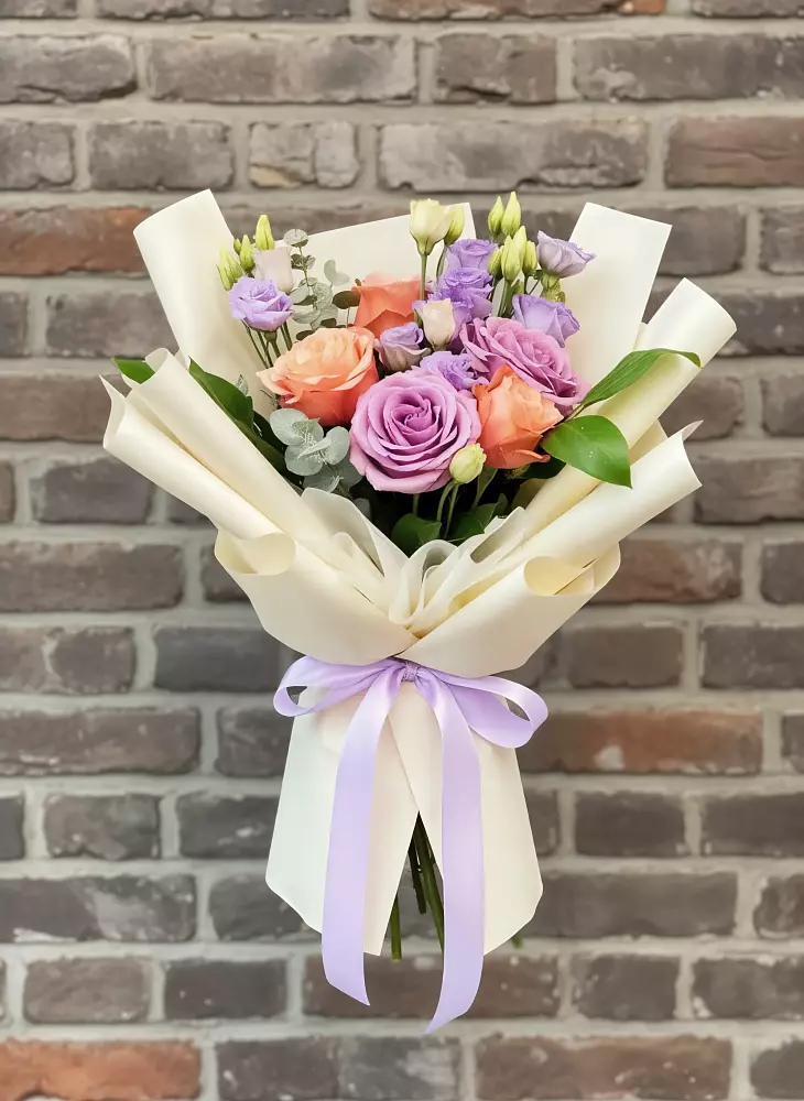 Букет цветов из: Лизиантусы и Розы в Поселок Володарского