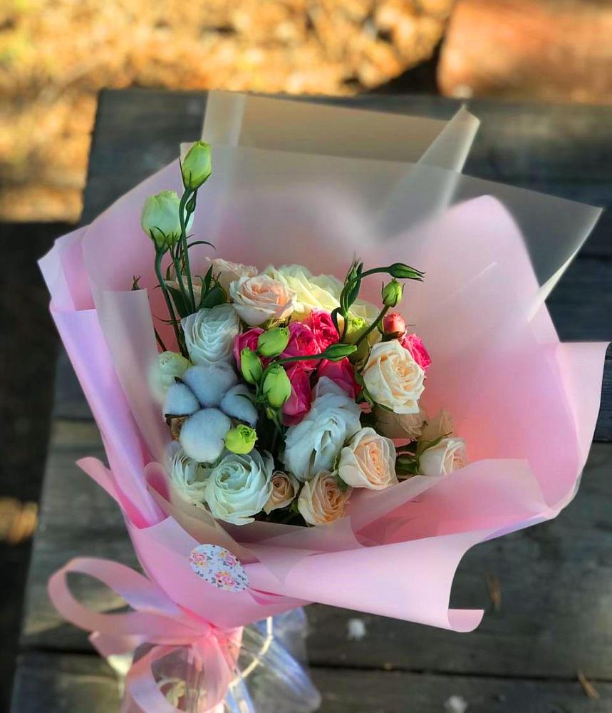 Букет цветов из: Розы и Лизиантусы в Поселок Володарского