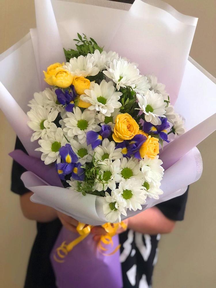 Букет цветов из: Ирисы, Хризантемы и Розы в Поселок Володарского