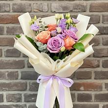 Букет цветов из:  Лизиантусы и Розы в Поселок Володарского