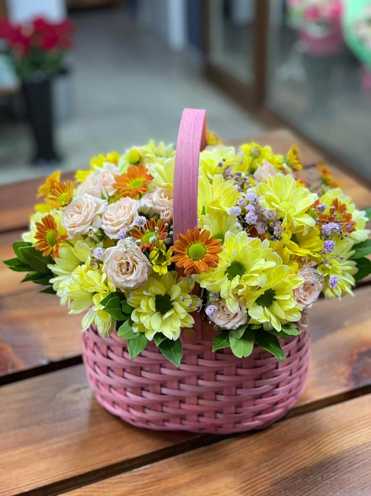 Цветочная композиция из Хризантемы и Розы в корзине в Поселок Володарского