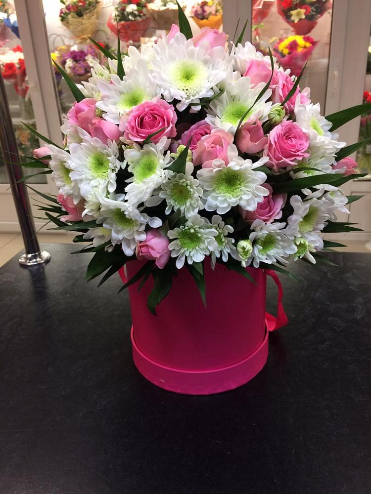 Цветочная композиция из Розы и Хризантемы в шляпной коробке в Поселок Володарского