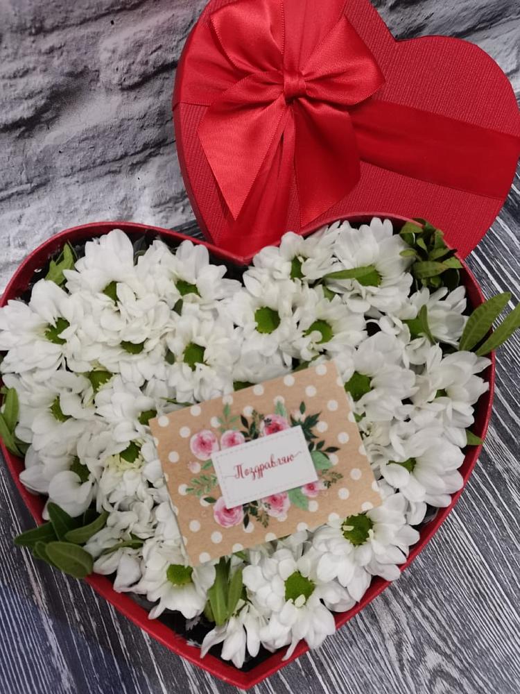 Цветочная композиция из Хризантемы в виде сердца в Поселок Володарского