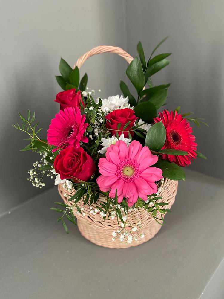 Цветочная композиция из Розы, Хризантемы и Герберы в корзине в Поселок Володарского