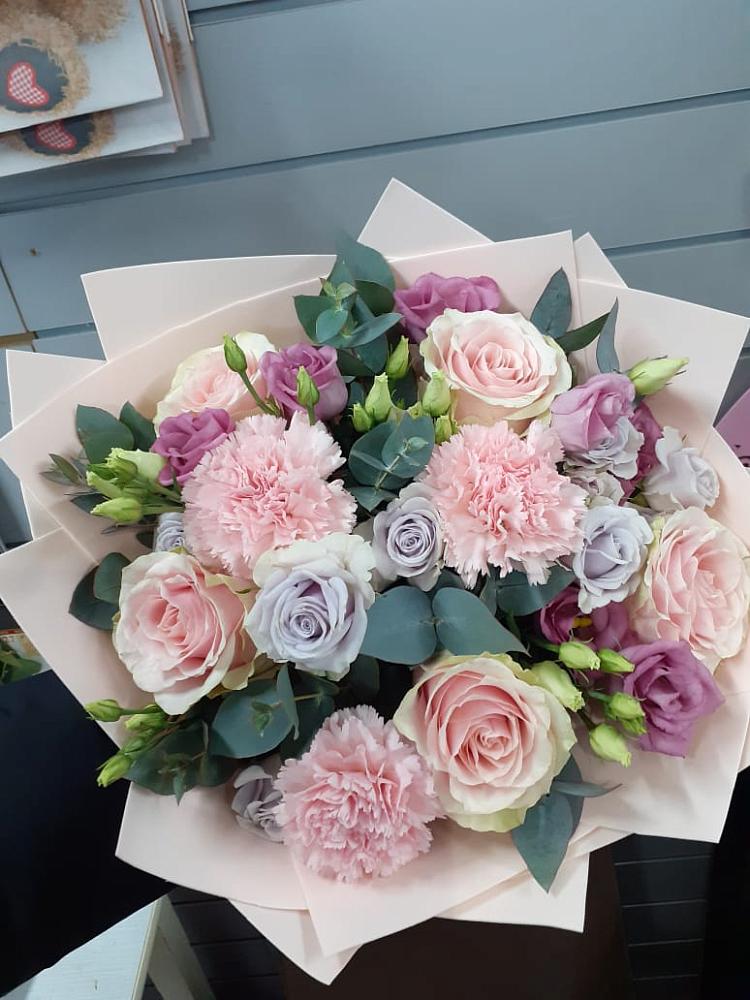 Букет цветов из: Розы, Гвоздики и Лизиантусы в Поселок Володарского