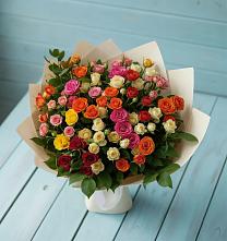 Букет Микс из разноцветных кустовых роз в Поселок Володарского