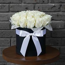 Цветочная композиция из Розы в шляпной коробке в Поселок Володарского